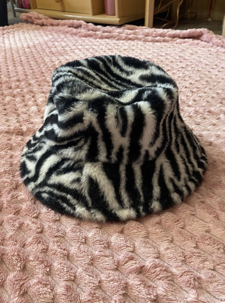 Sinsay Bucket w panterkę pluszowy puszysty wędkarski zebra kapelusz