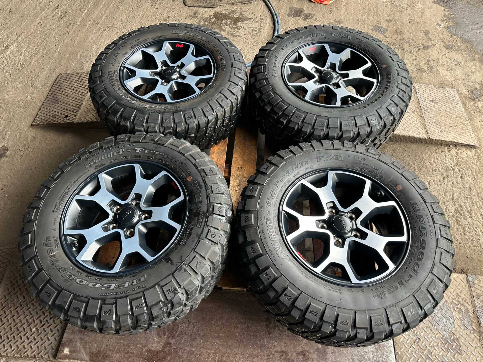 5x127 7,5j x 17" et44,45 Jeep Wrangler komplet terenowe z czujnikami