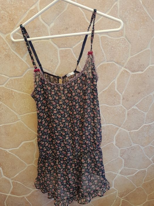 ROUPA variada em bom estado