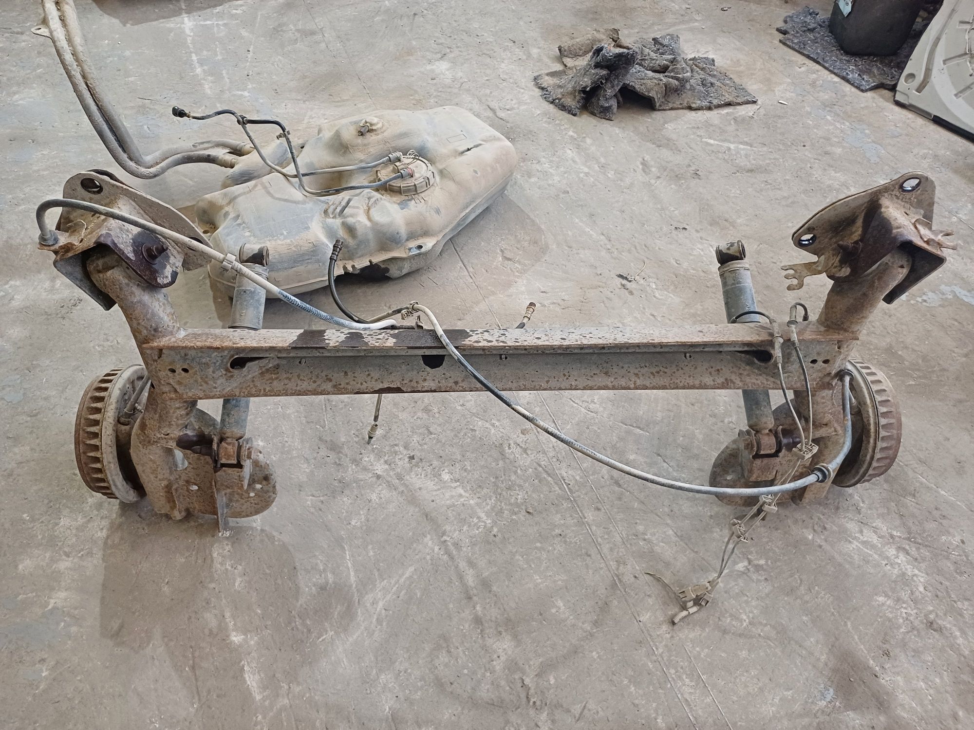 Renault Dokker балка задняя в сборе