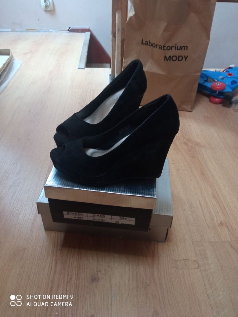 Buty na koturnie raz ubrane