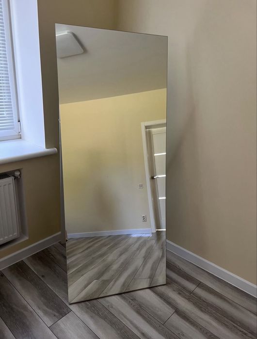 Безрамне дзеркало з ніжкою. Велике підлогове дзеркало без рами