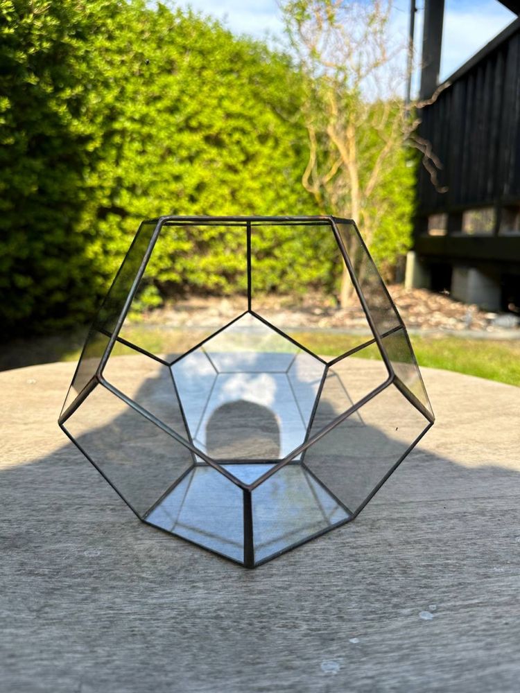 Piękne szklane terrarium geometryczne