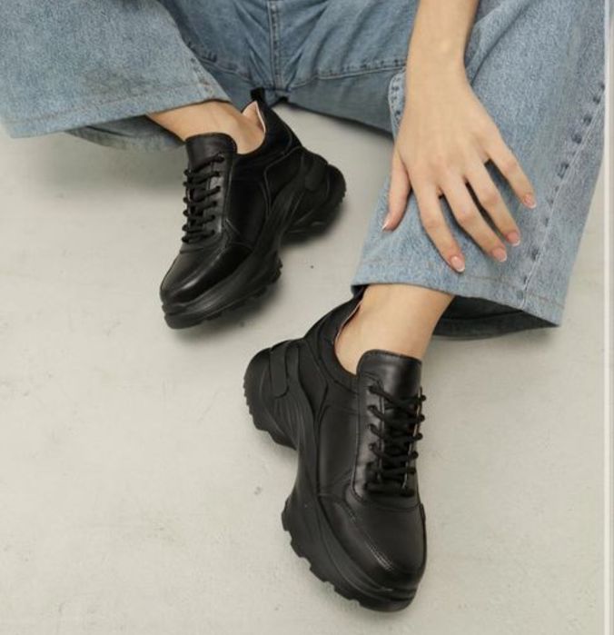 Продам шкіряні кросівки осінь.