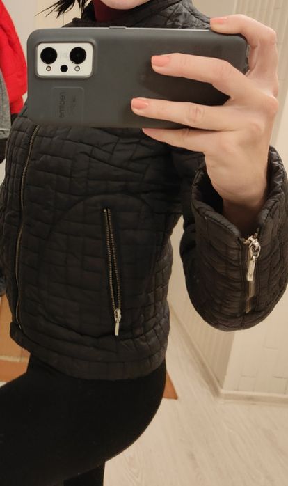 Kurtka Damska  Czarna Krotka Zamykana na Zamek rozmiar M