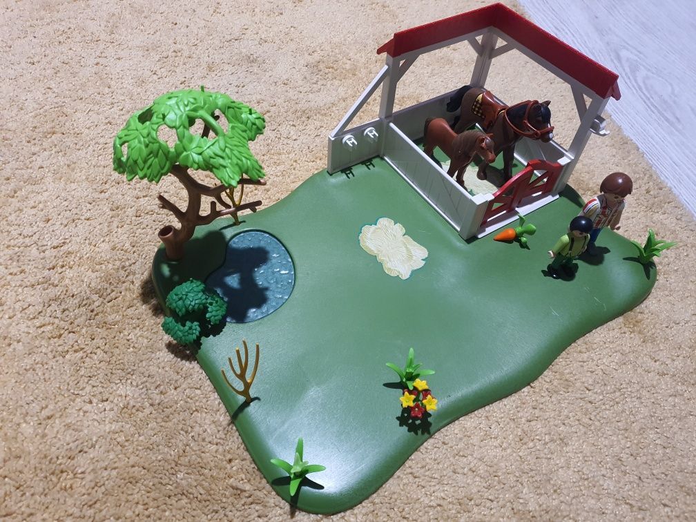 Playmobil zestaw konie z zagrodą na polanie