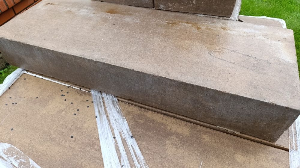 Stopnie schodowe, betonowe.