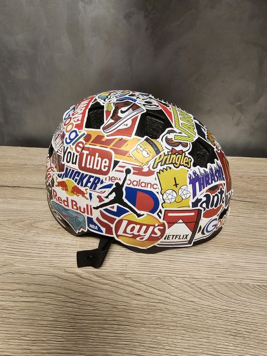 Klasyczny czarny kask Decathlon typu orzeszek z wlepkami super dla fan