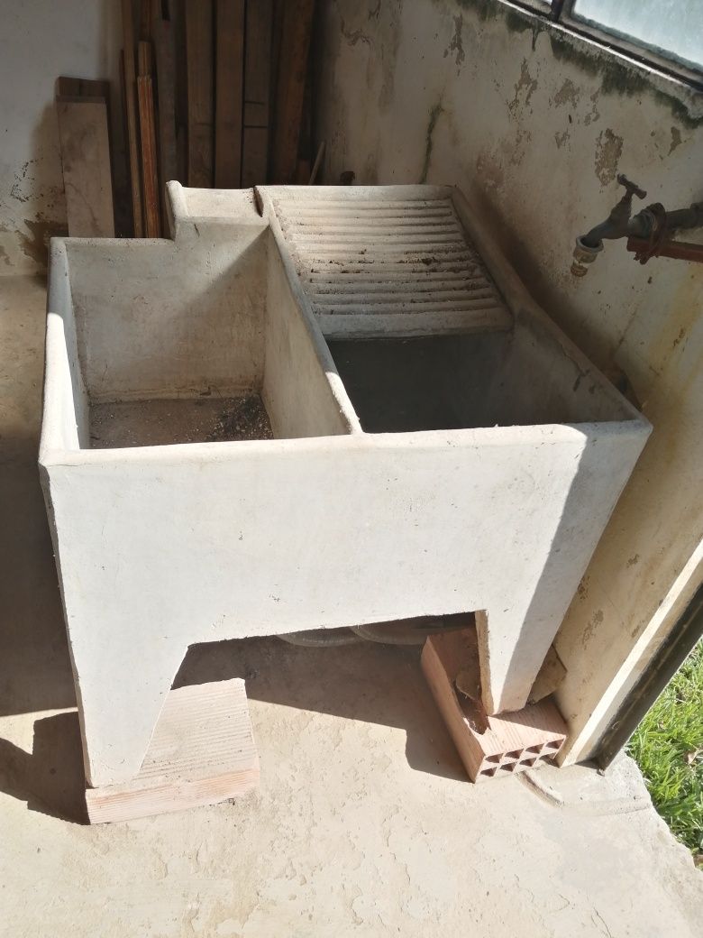 Tanque de lavar roupa duplo em cimento