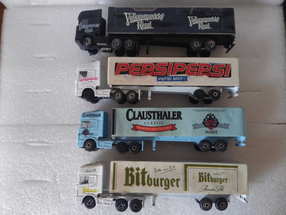 Lote de Camiões Com Publicidade.