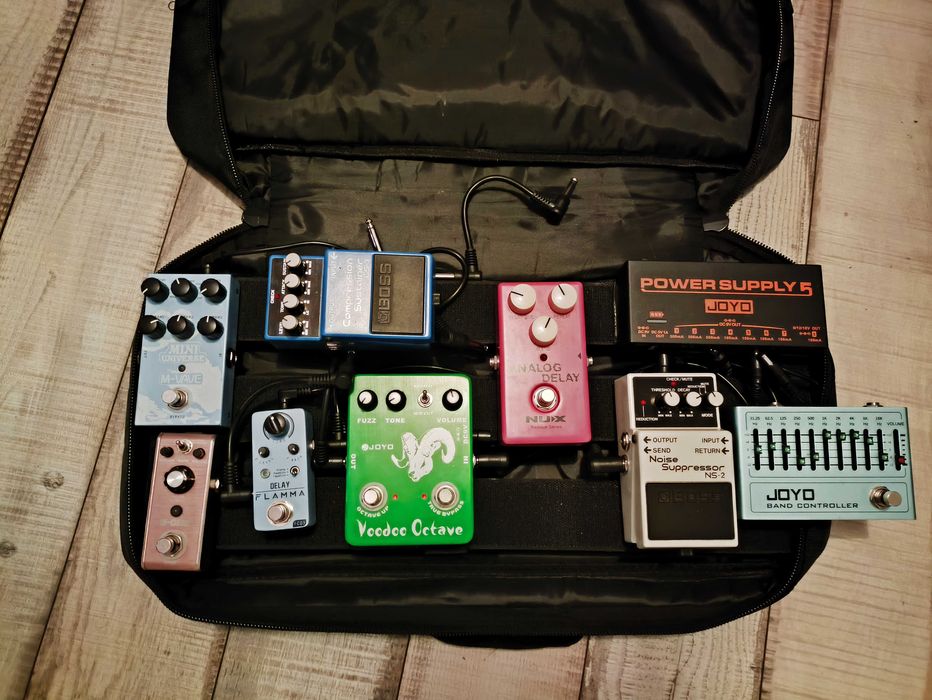 Zestaw efektów gitarowych (BOSS ETC.)