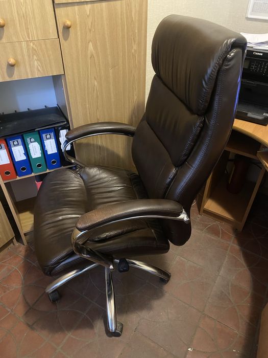 Продам офісне крісло шкіряне