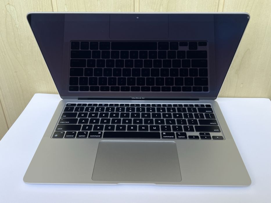 Macbook Air m1  8/256 gb (silver)