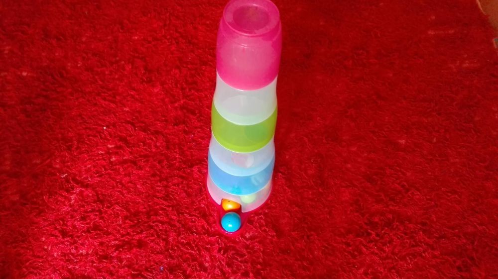Torre de bolas e copos para crianças