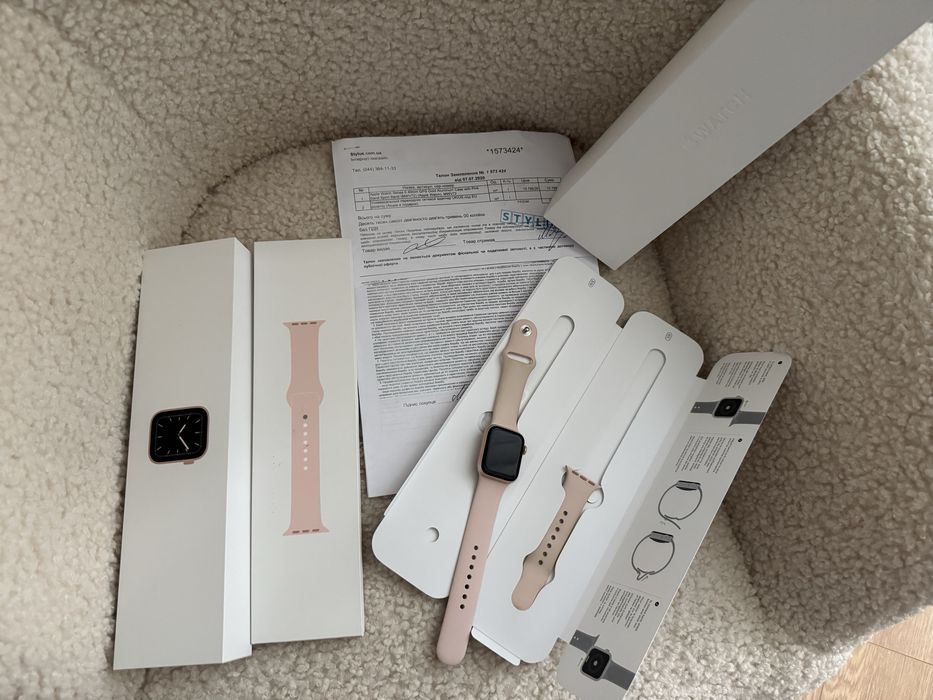 Apple Watch Series 5 40mm Gold Aluminum Case with Pink Sand Sport Band