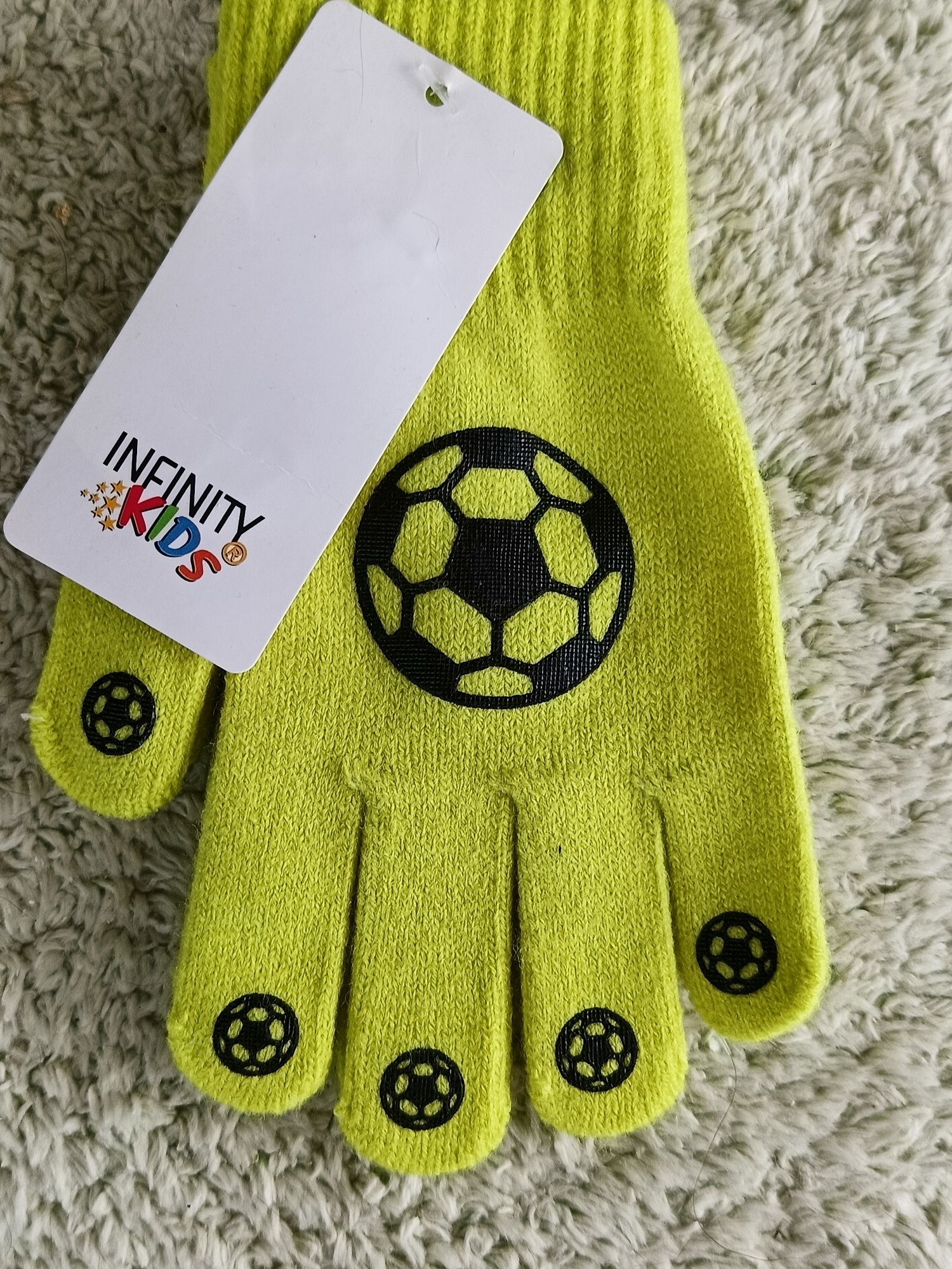 Nowe rękawiczki dla chłopca z piłką nożną