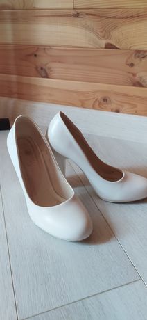 Белые красивые туфельки