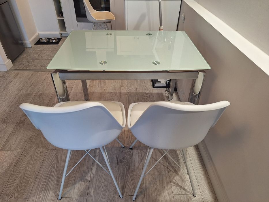 Komplet białych krzeseł