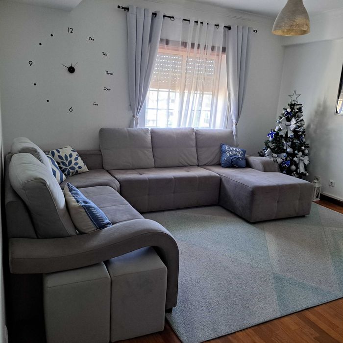 Sofá de 5 lugares + chaise long + 2 puffs