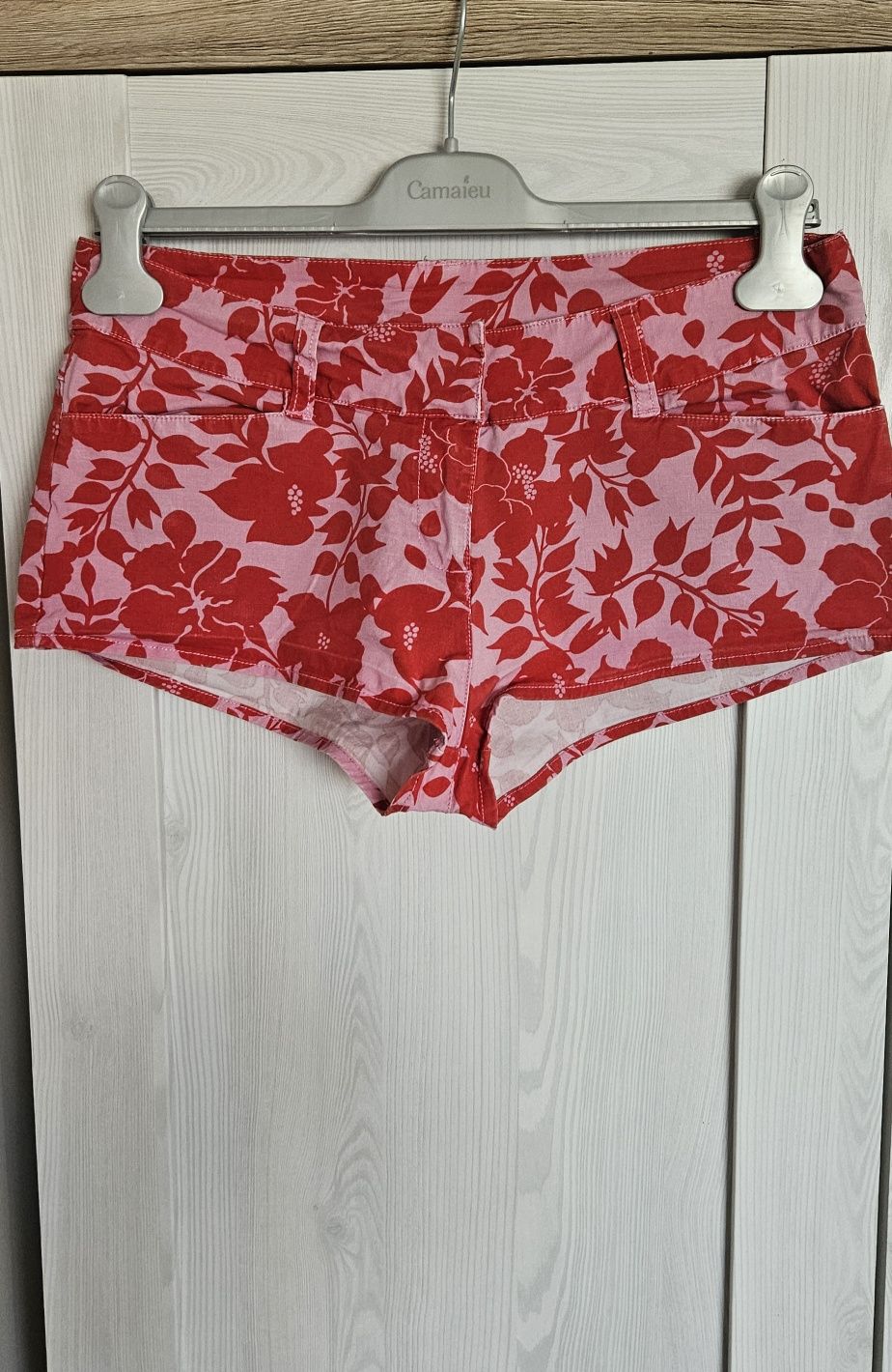 Różowe szorty w czerwone kwiaty, r. 14, bawełna

Opis:
Letnie, bardzo