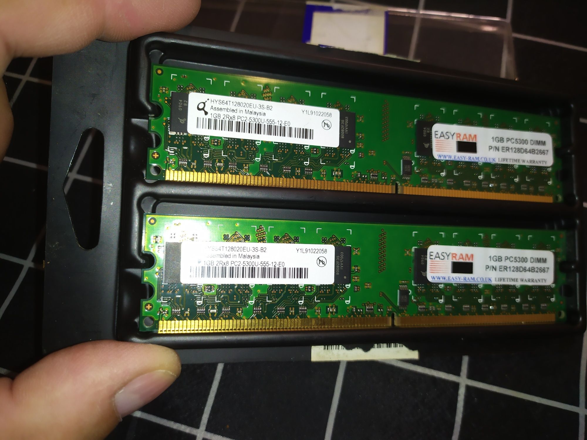 2 Memórias RAM PC  1gb Qimonda HYS64T128020EU-3S-B2 240 pinos Dimm DDR