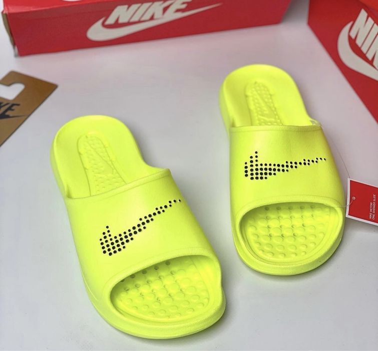 Чоловічі оригінальні тапки Nike Air Victori One Volt