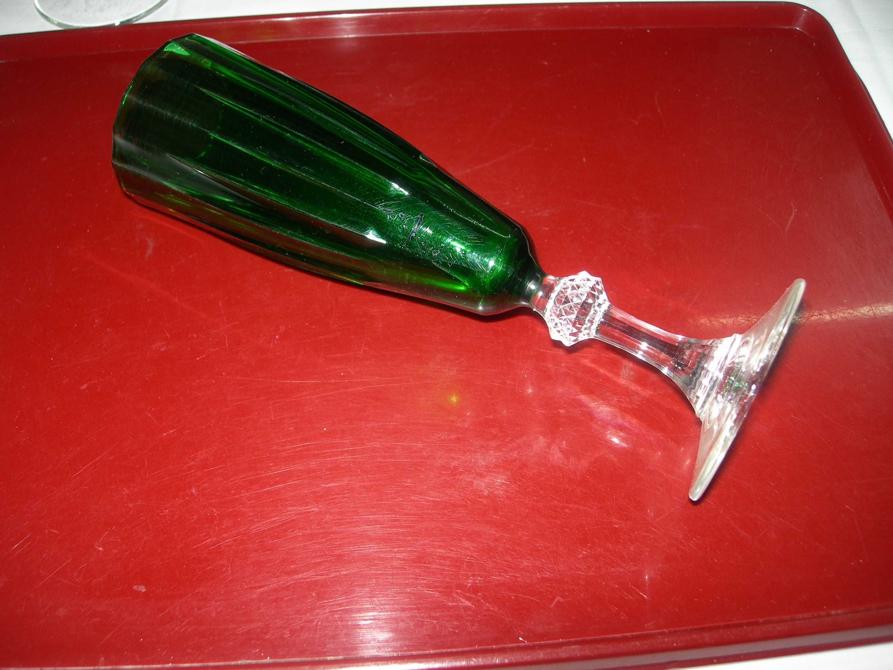 Copos de vidro. Verdes de pé alto. Tipo flute.