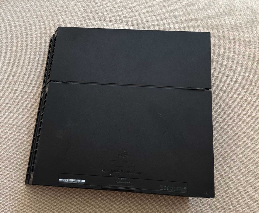 Vendo Playstation 4 c/comandos - Negociável