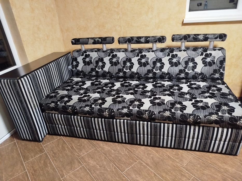 Як на свої роки норм диван б/у