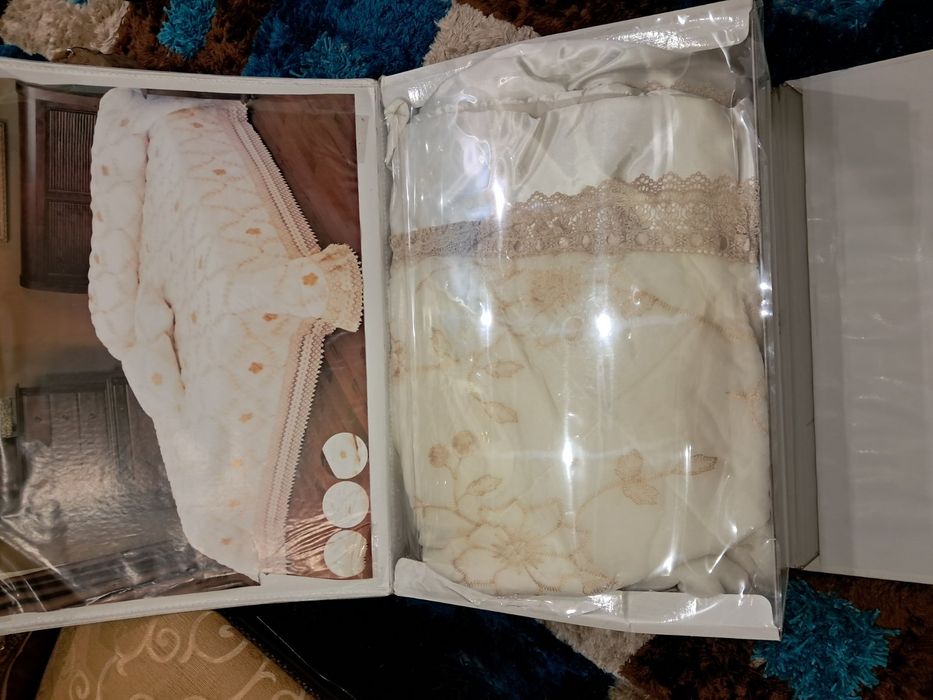 Покривало з двома подушками для двоспального ліжка.