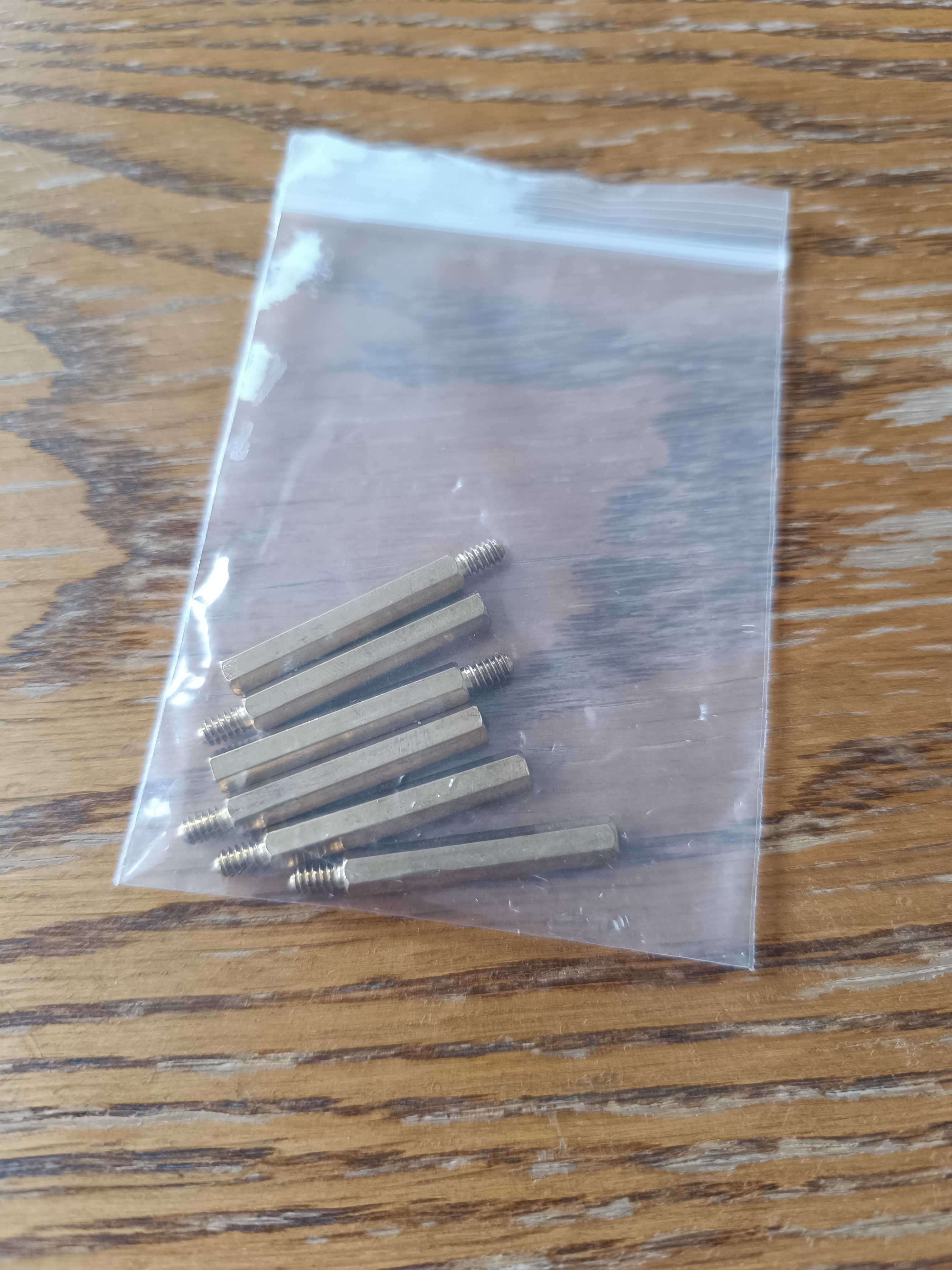 Śruba z mosiądzu / dystans, gwint UNC 6#32, długość 30mm