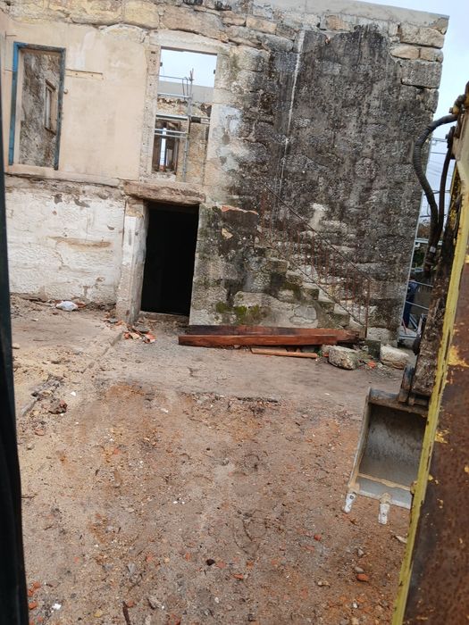 Faço serviços de limpeza e demolições