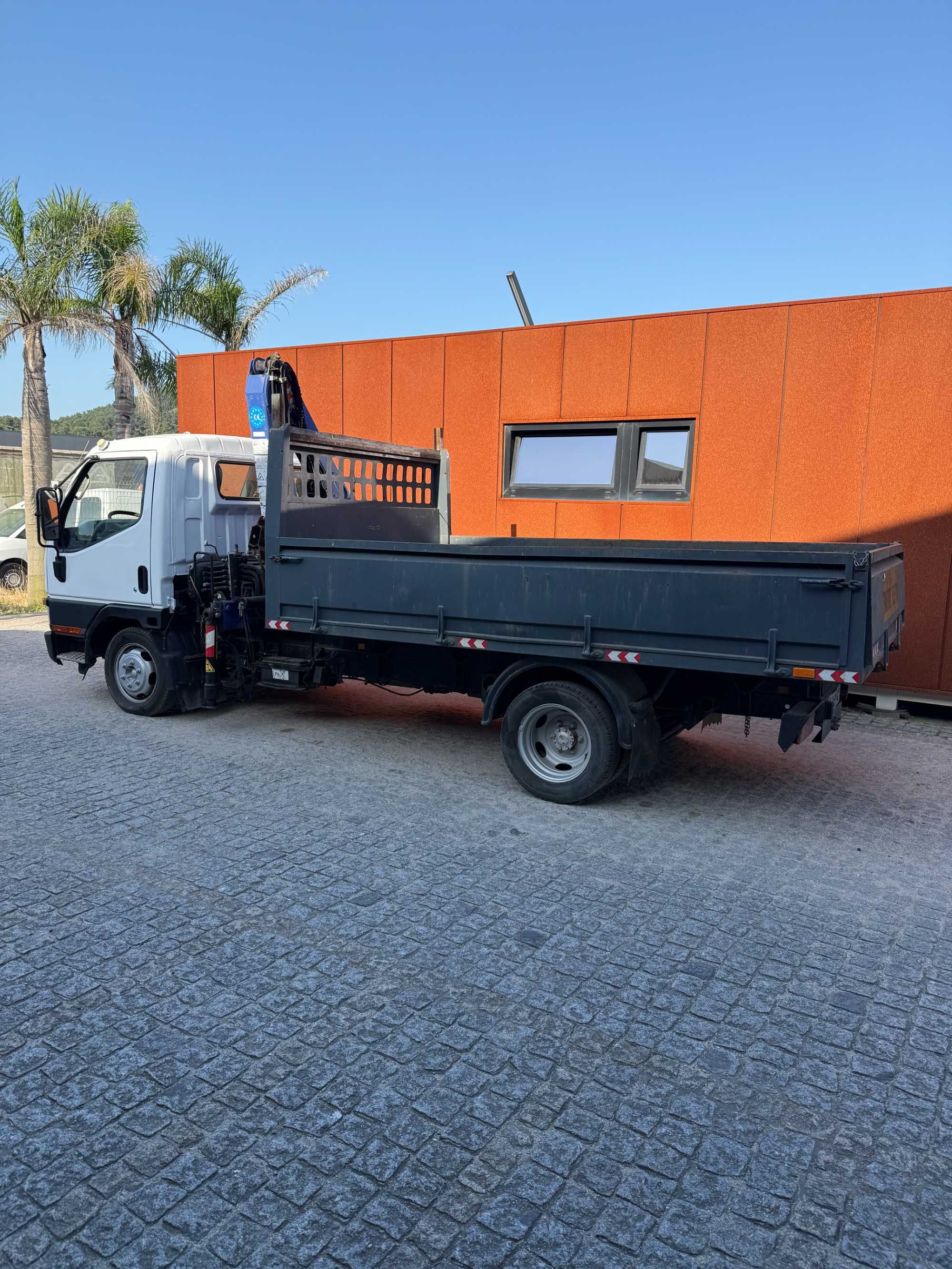 Mitsubishi Canter basculante com grua