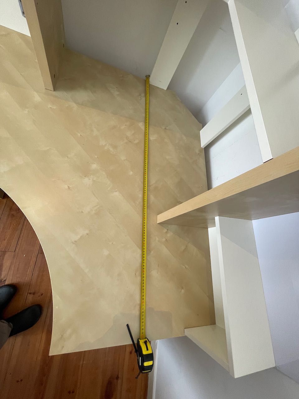 Mesa angular MiKael Ikea cor betula com estantes e porta revistas