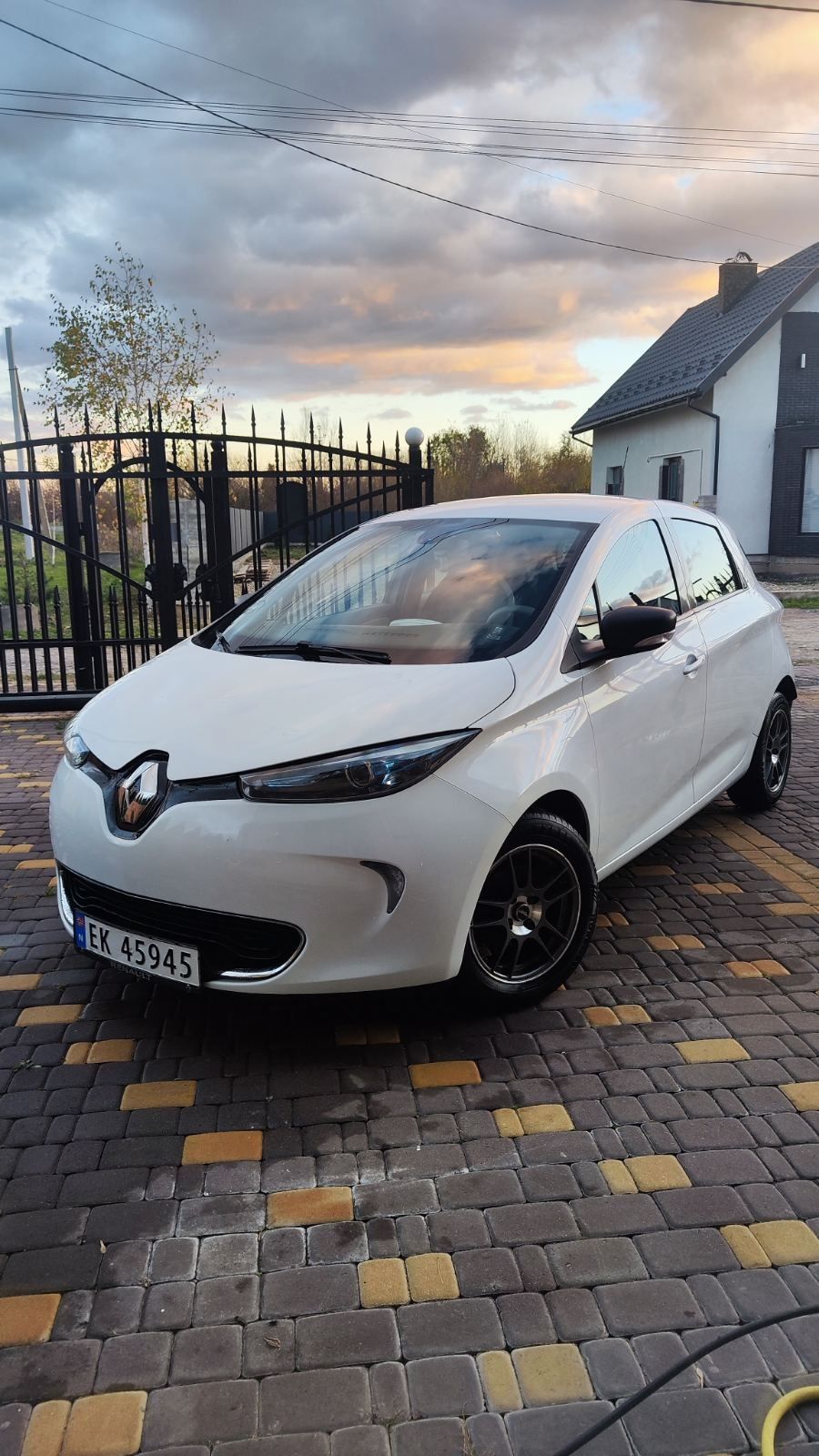 Продам електромобіль Renault Zoe  2017 року білого кольору