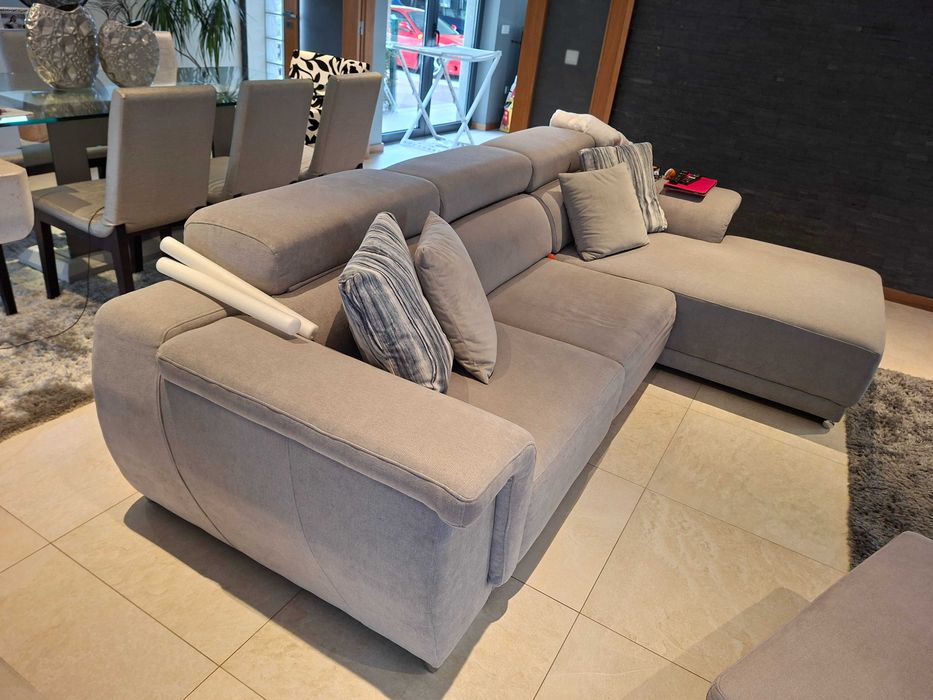 Sofá com chaise long cinza claro