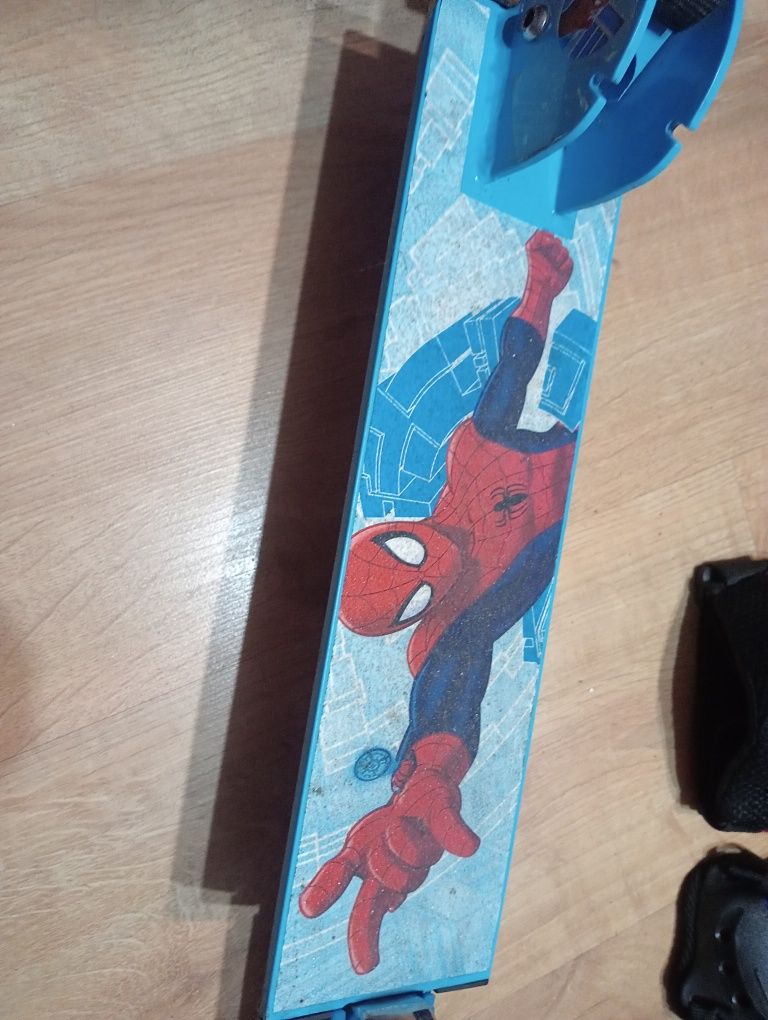 Hulajnoga z kaskiem i ochroniaczami Spiderman