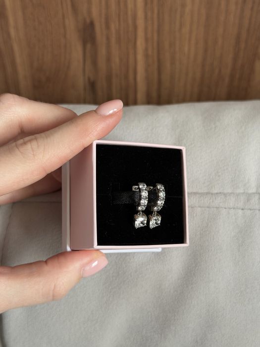 Розкішні сережки з підвіскою та паве Pandora