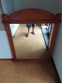 Espelho com caixilho em madeira maciça.