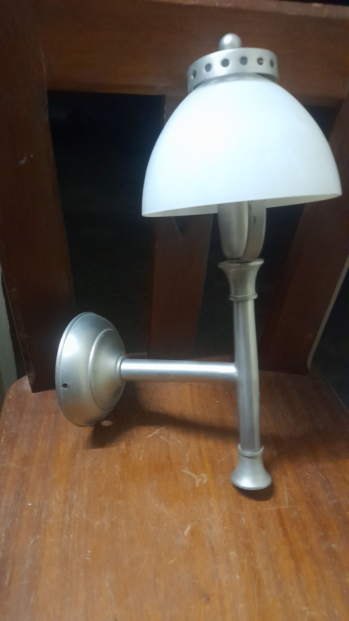 Aplique de luz para parede em metal e vidro