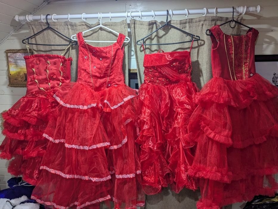 Продам бальні сукні