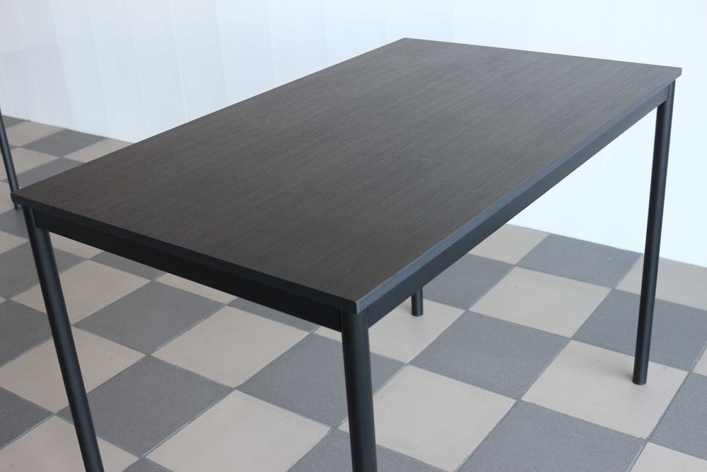 Stół ze stali malowanej proszkowo i drewna