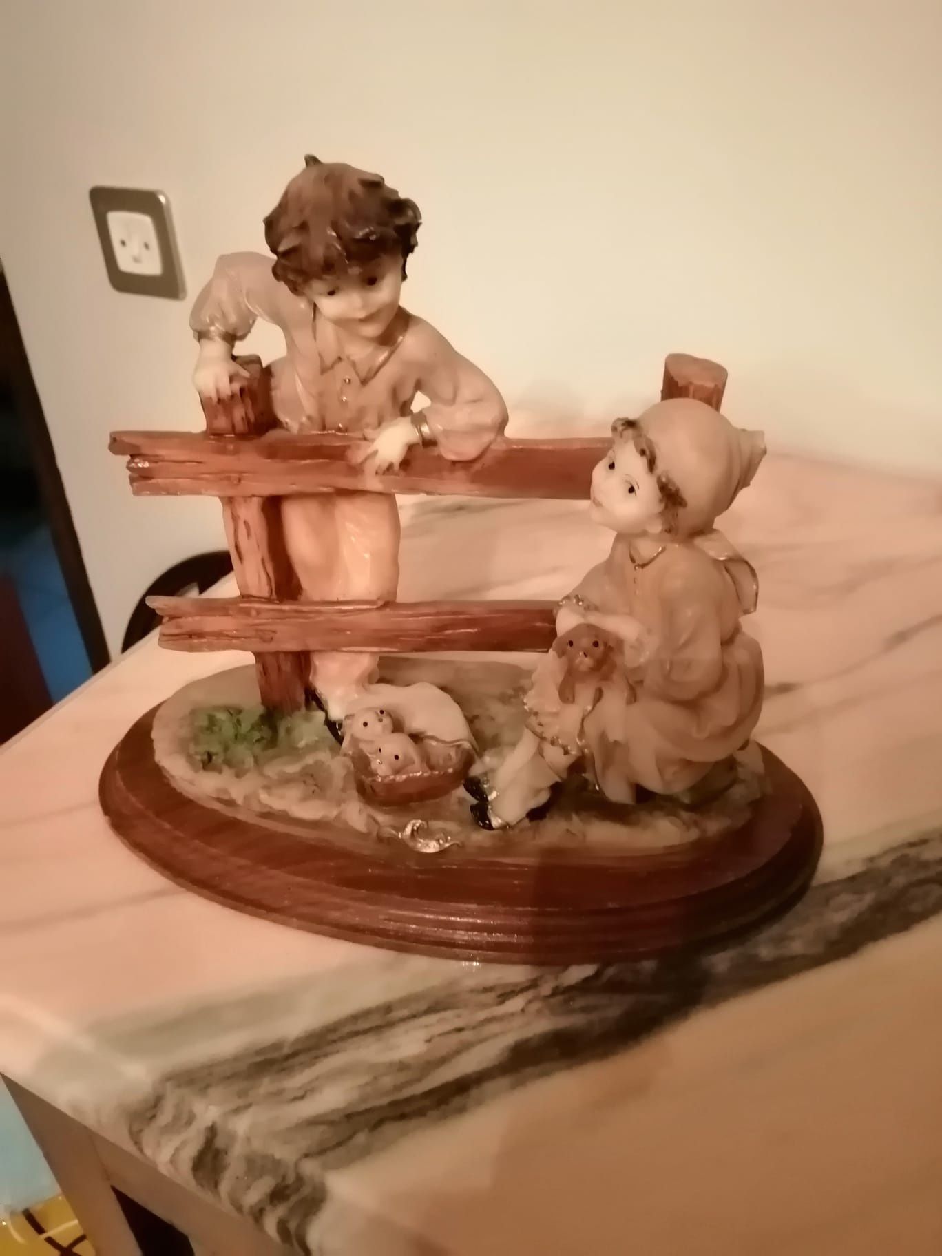 Duas estatuetas de casal de namorados em Marfinite