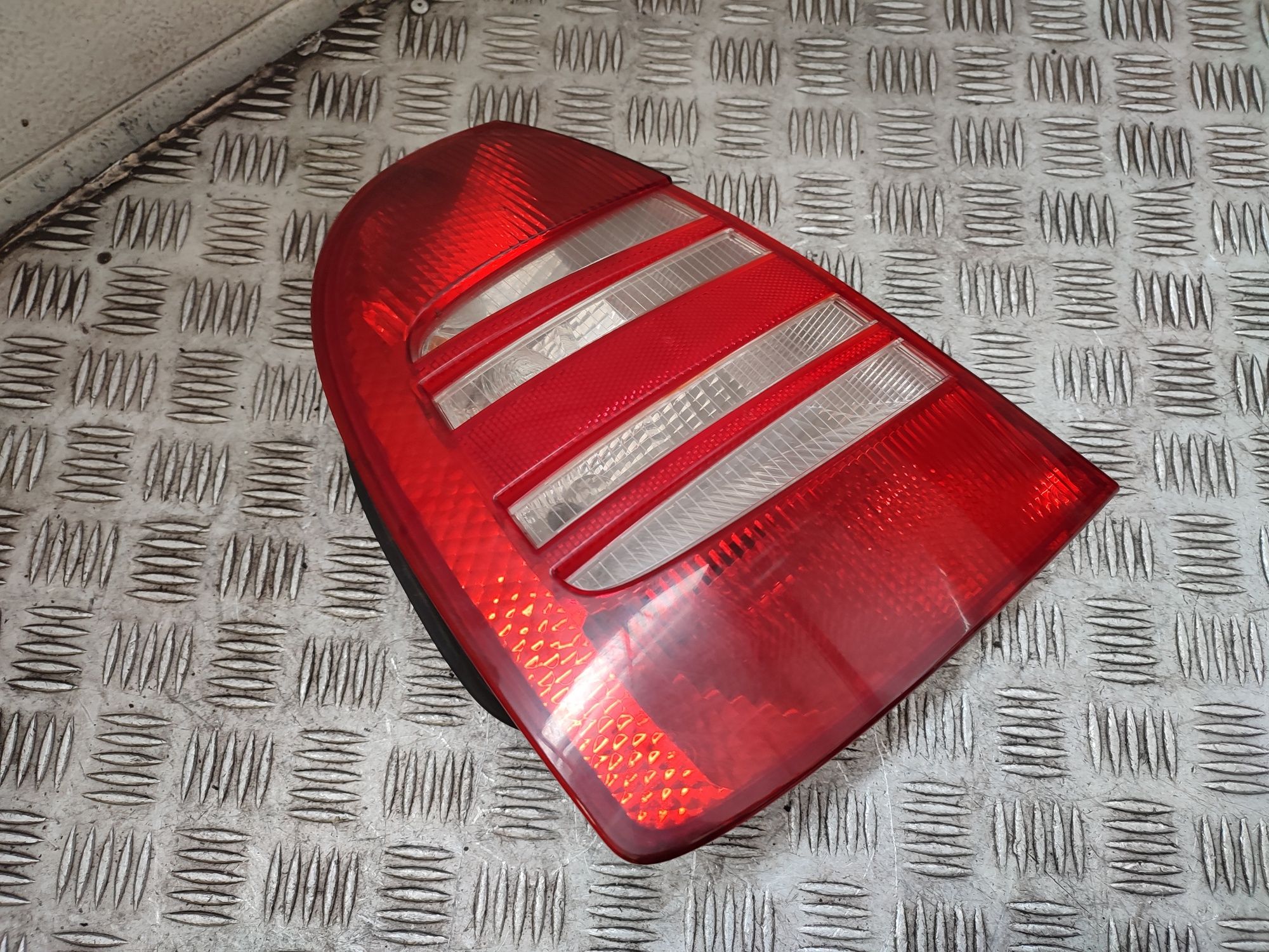 Skoda Superb I 02-06r lampa lewa lewy tył tylna