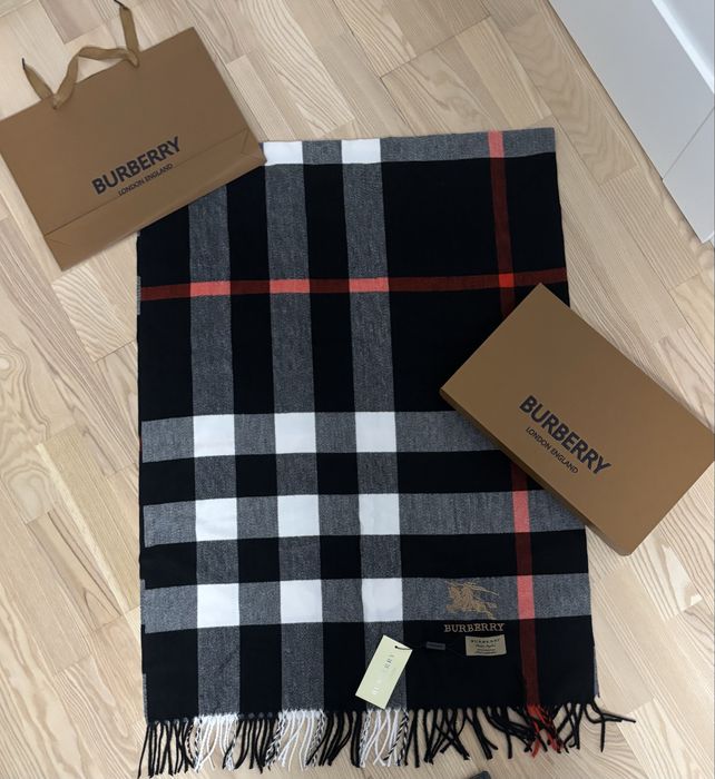 Czarny szal burberry