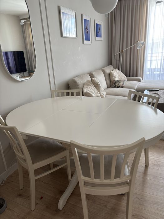 Stół okrągły z krzesłami