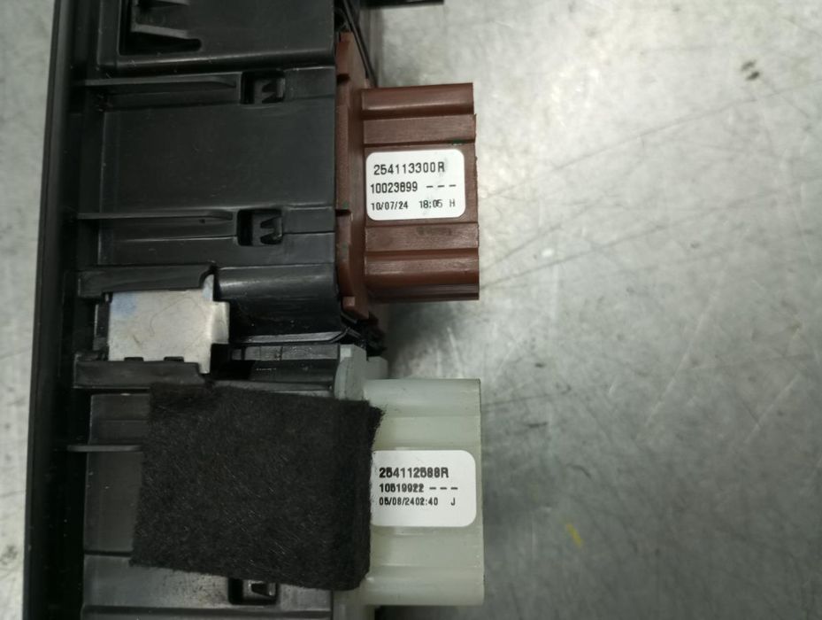 Comando / botão / interruptor vidros frente esquerdo DACIA Sandero III