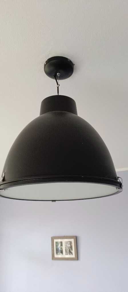 Duża lampa sufitowa LED -duńskiej firmy.