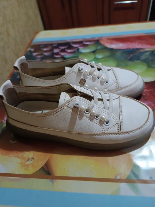 Продам женские кроссовки натуральная кожа