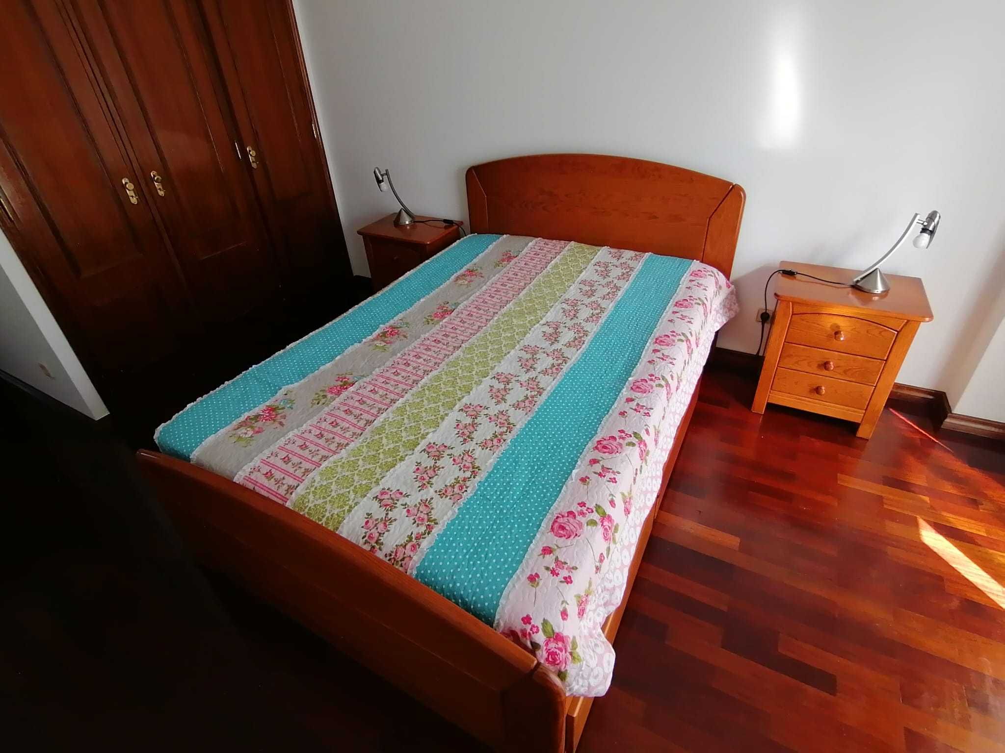 Cama casal, Pinho Mel Maciço, Colchão Ortopéd. incluído (ótimo Estado)